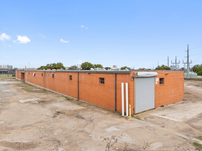 More Photos Of 8107 Chancellor Row, Dallas Warehouse For Lease