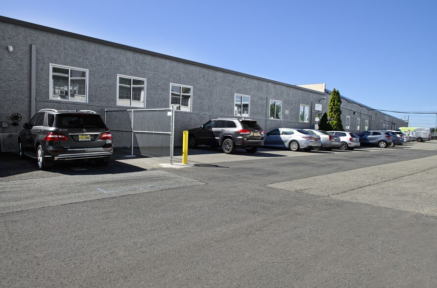 More Photos Of 475 Mola Blvd, Elmwood Park Refrigeration Cold Storage For Lease