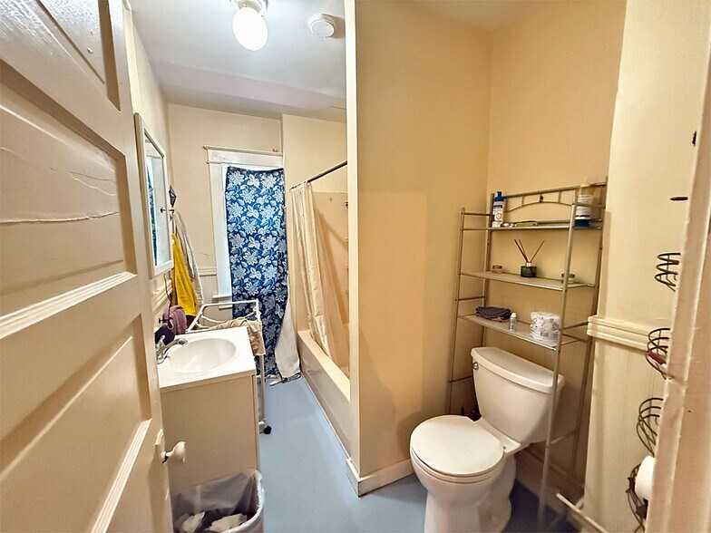 More Photos Of 86 Strongs Ave, Rutland Freestanding For Sale