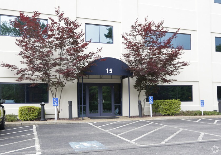 More Photos Of 15 Dartmouth Dr, Auburn Office For Lease