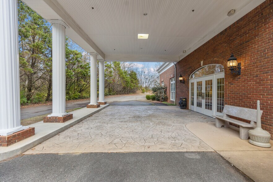More Photos Of 300 N Tennessee Ave, Etowah Funeral Home For Sale