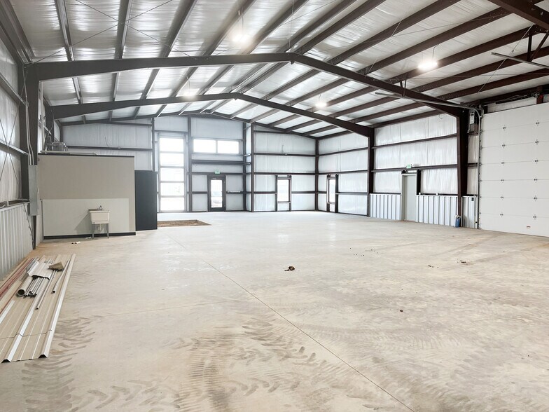 More Photos Of 7705 69th Street, Lubbock Showroom For Sale