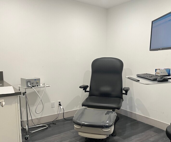 More Photos Of 17970 Sierra Hwy, Canyon Country Medical For Lease