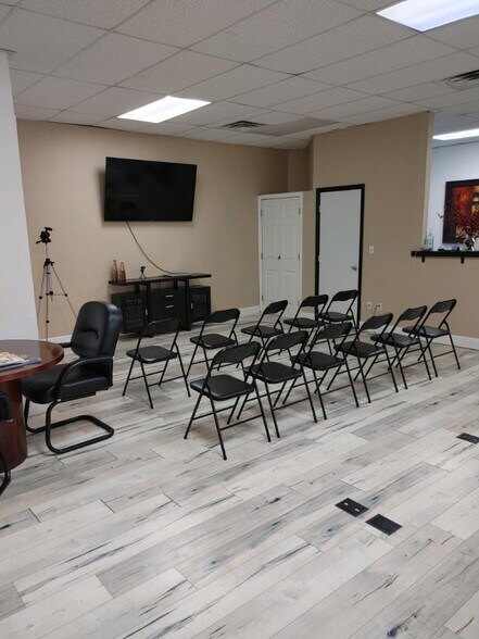 More Photos Of 8867 W Flamingo Rd, Las Vegas Office For Sale