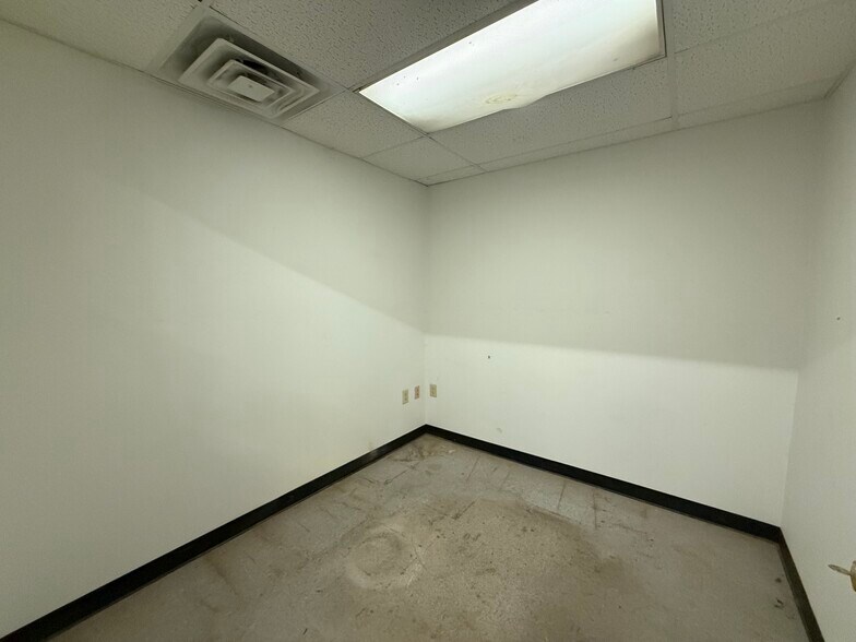 More Photos Of 808-810 N Monroe St, Waterloo Freestanding For Lease