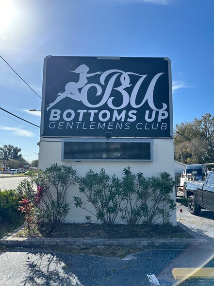 More Photos Of 8804 66th St N, Pinellas Park Bar For Lease