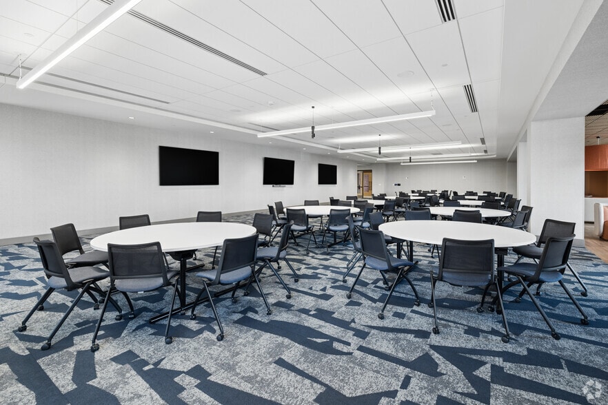 More Photos Of 3800 S J.B. Hunt Dr, Rogers Office For Lease