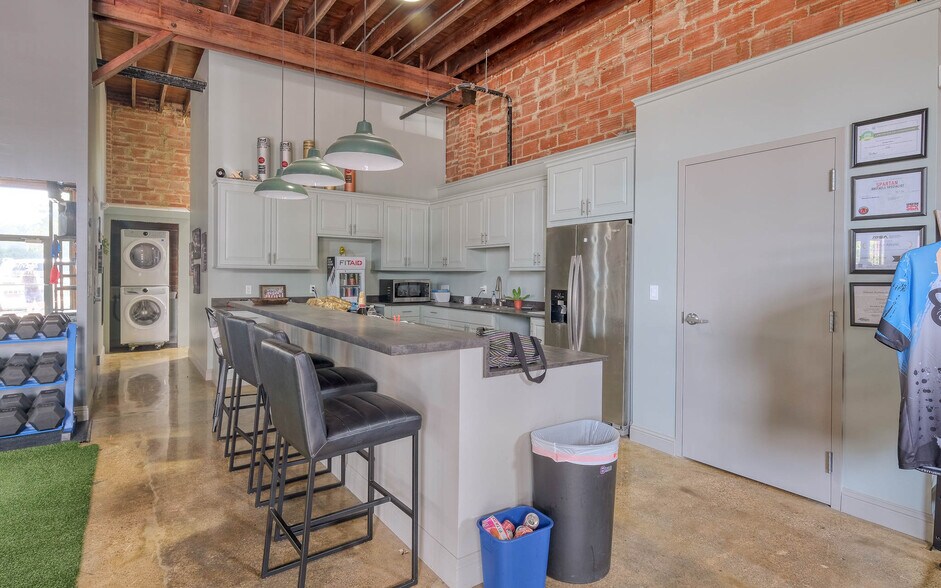 More Photos Of 2302 Main St, Waller Office For Sale