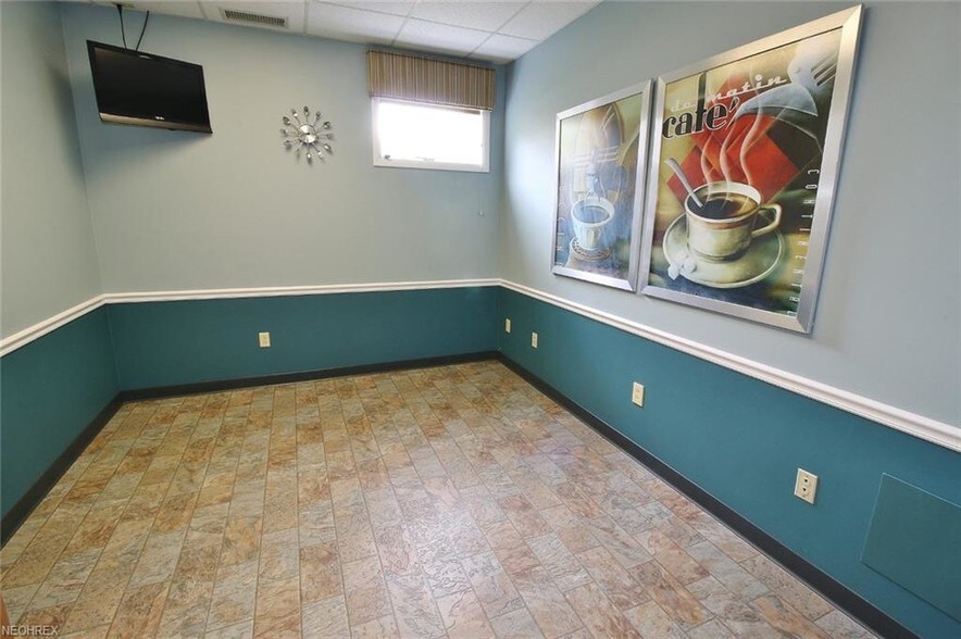 More Photos Of 172 S Friendship Dr, New Concord Medical For Sale