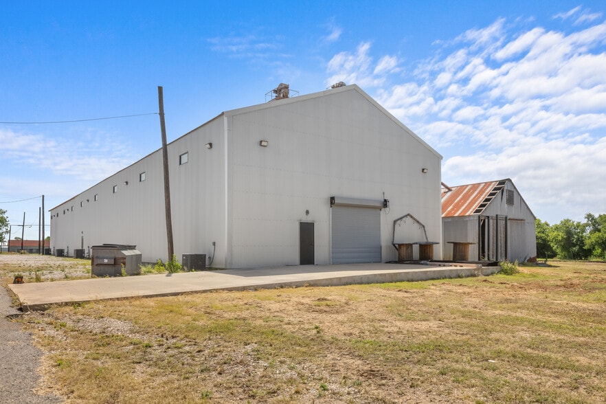 More Photos Of 151 5th St st, Honey Grove Flex For Sale