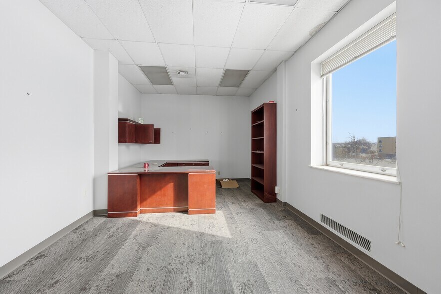 More Photos Of 899 E Broad St, Columbus Medical For Lease