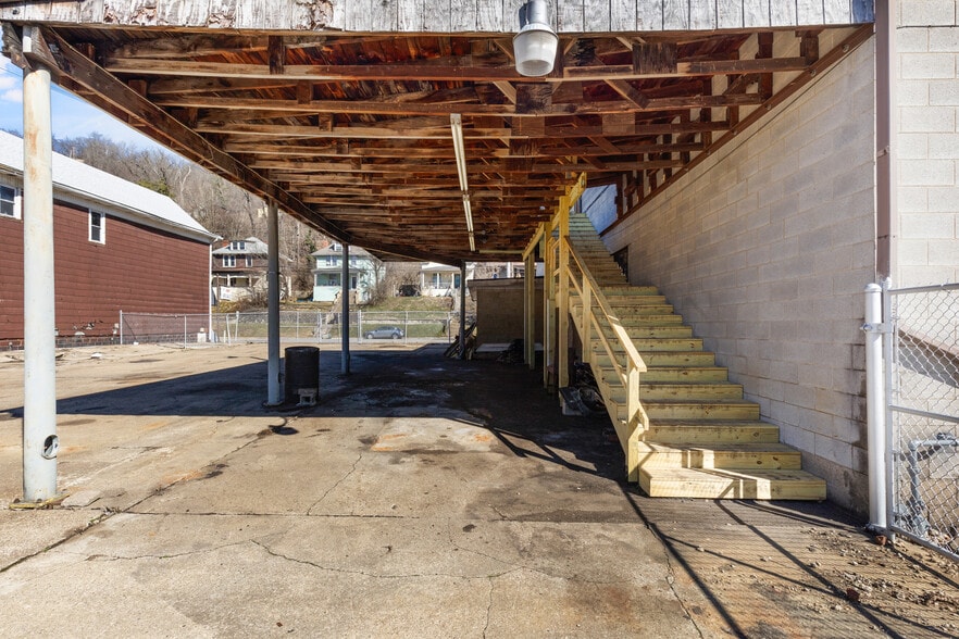 More Photos Of 512 National Rd, Wheeling Flex For Sale