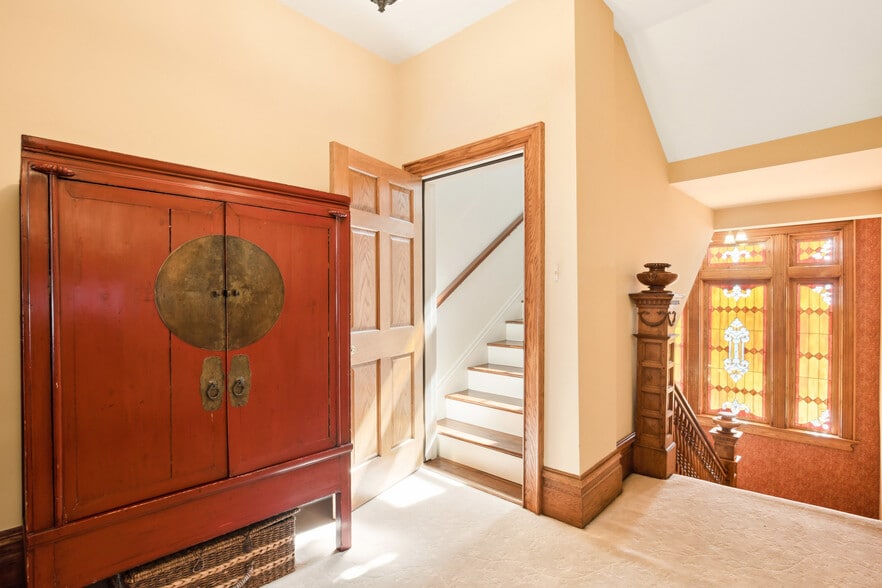 More Photos Of 301 Meyers Ave, Meyersdale Hotel For Sale