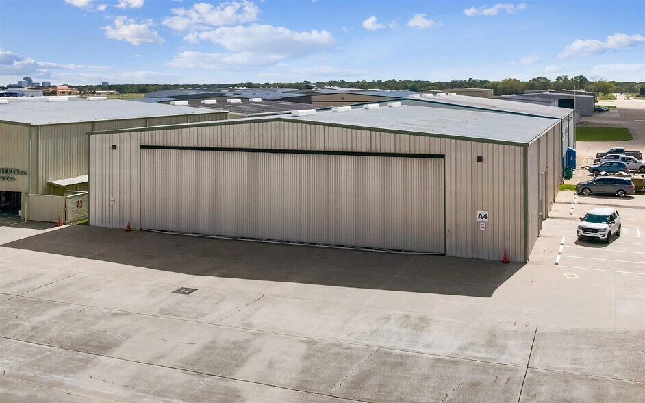More Photos Of 18000 Groschke Rd, Houston Airplane Hangar For Sale