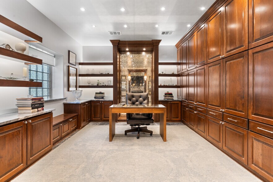 More Photos Of 1400 S Gribble St, Sherman Flex For Sale