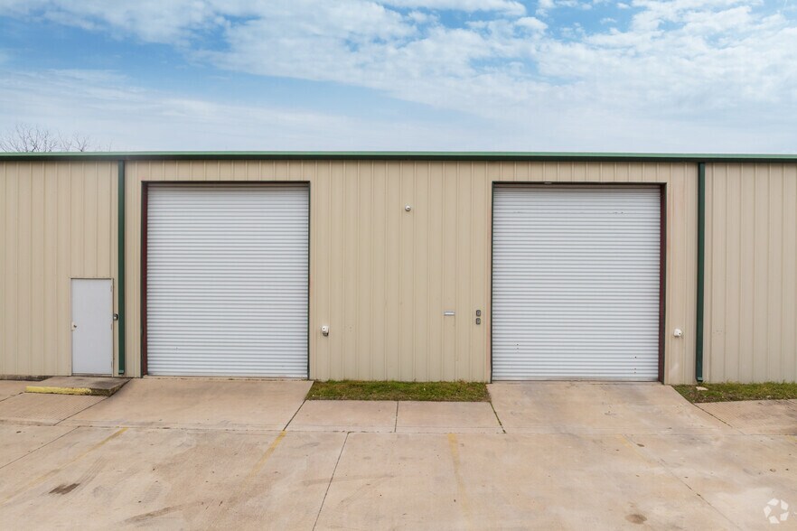 More Photos Of 1834 Ferguson Ln, Austin Unknown For Lease