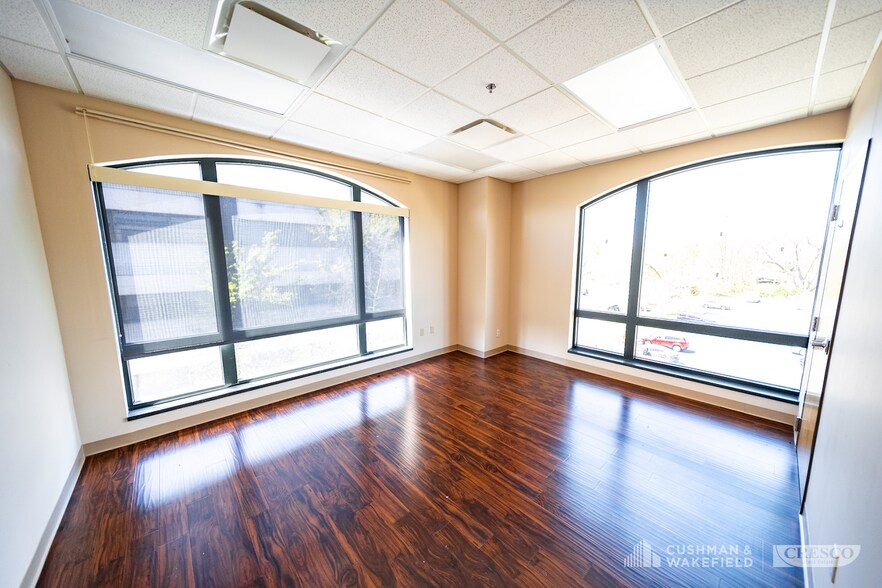 More Photos Of 6900 Pearl Rd, Middleburg Heights Medical For Lease