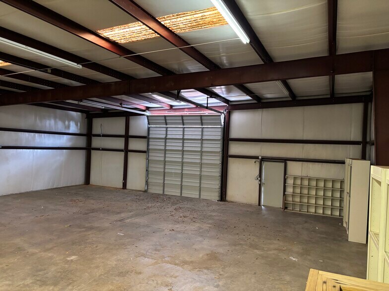 More Photos Of 439 Burton Rd, Lexington Warehouse For Lease