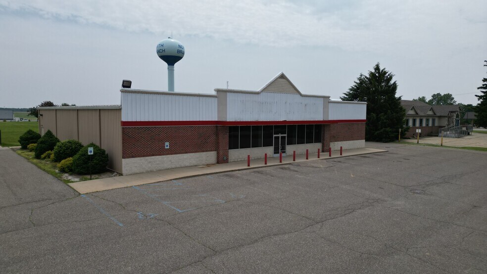 More Photos Of 4464 Huron St, North Branch Freestanding For Lease