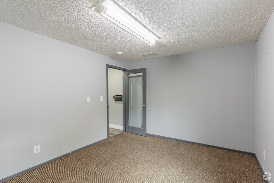 More Photos Of 6823 SW Canyon Rd, Portland Office For Lease