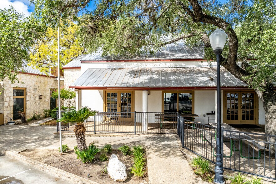 More Photos Of 2950 Thousand Oaks Dr, San Antonio Unknown For Lease