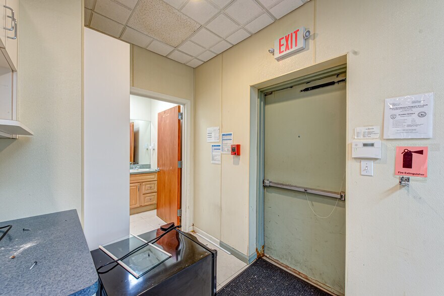 More Photos Of 63 Eastport Manor Rd, Eastport Office For Sale