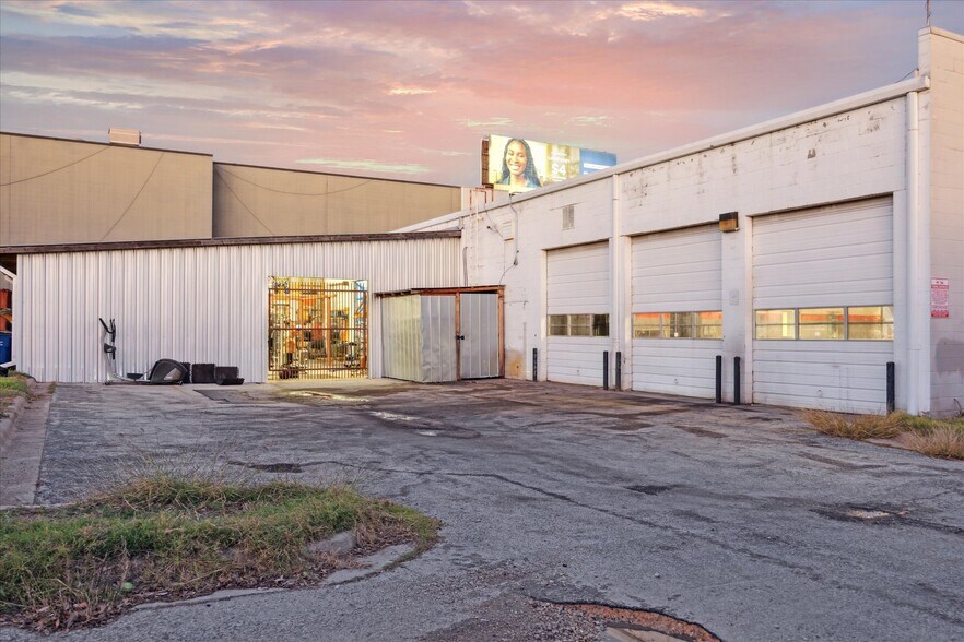 More Photos Of 5528 N Lamar Blvd, Austin Auto Repair For Lease