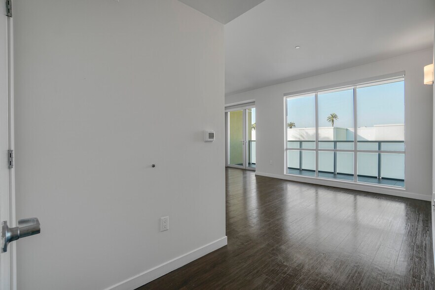 More Photos Of 525 Santa Monica Blvd, Santa Monica Apartments For Sale