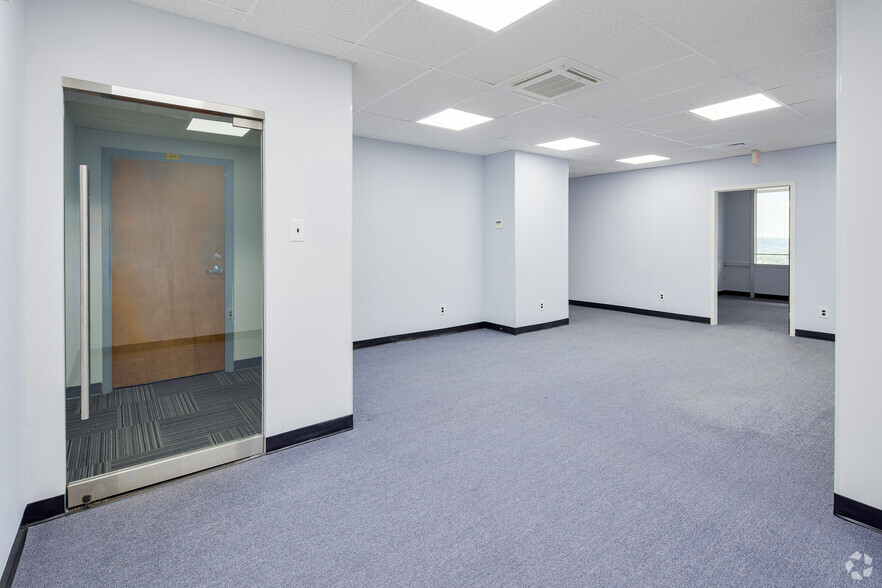 More Photos Of 205 S Whiting St, Alexandria Medical For Lease