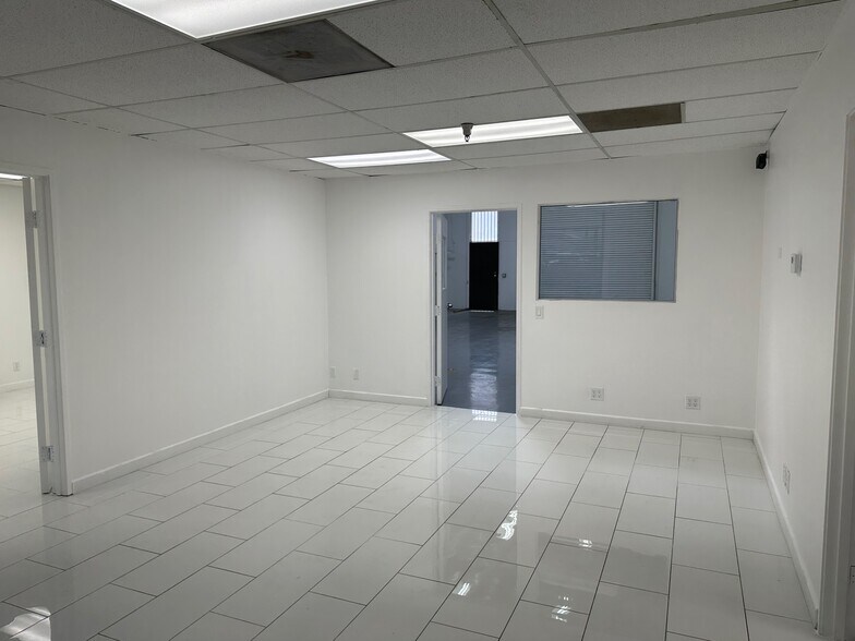 More Photos Of 1830 Lockwood St, Oxnard Warehouse For Lease