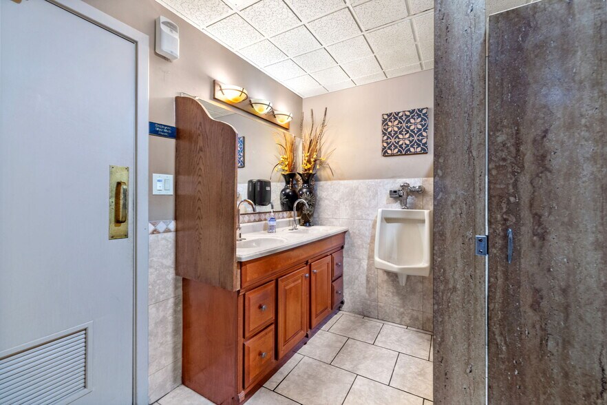 More Photos Of 2001 E Washington St, New Castle Restaurant For Sale