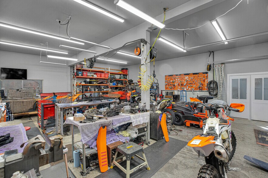 More Photos Of 993 NE Kane Dr, Gresham Freestanding For Sale