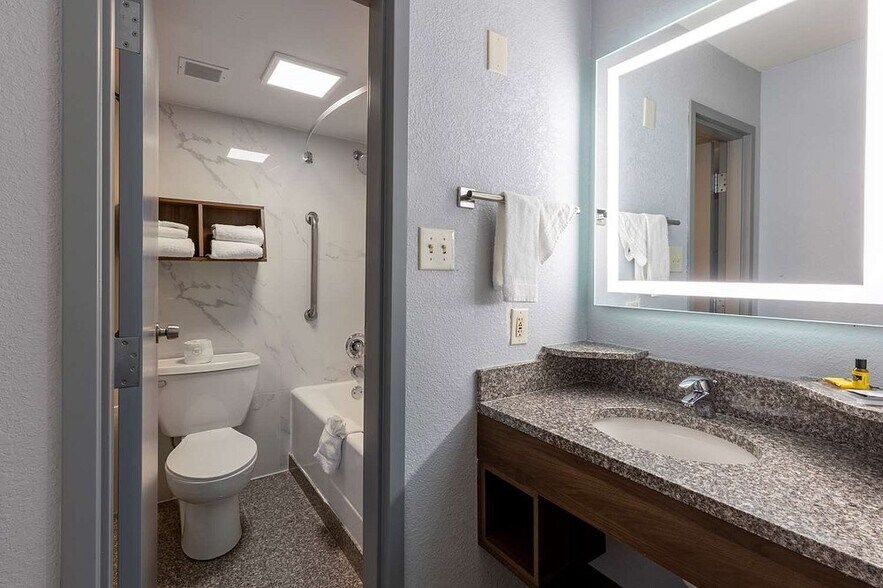 More Photos Of 12220 Dorsett Rd, Maryland Heights Hotel For Sale