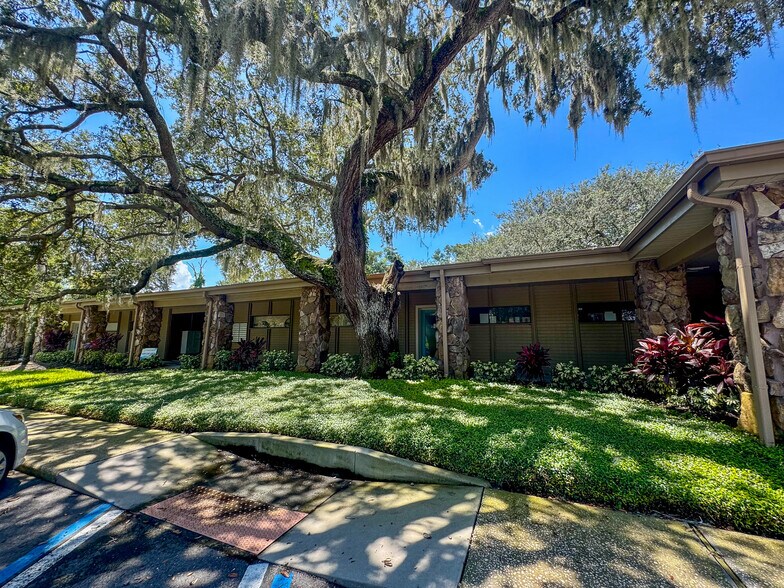 More Photos Of 911-917 S Parsons Ave, Brandon Office For Lease