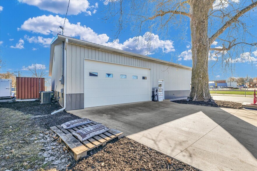 More Photos Of 109 Front St, Mansfield Industrial For Sale