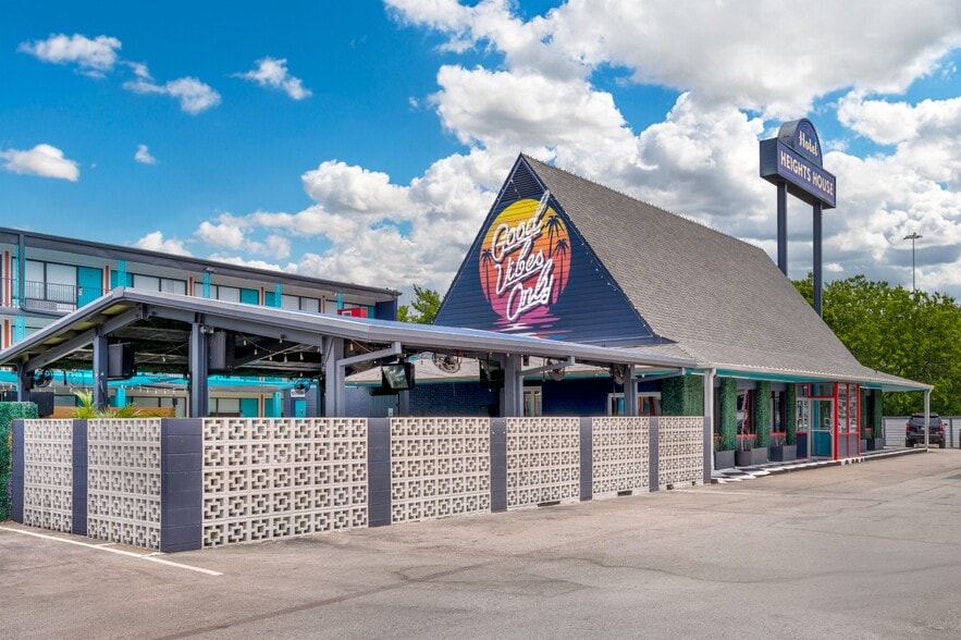 More Photos Of 100 W Cavalcade St, Houston Hotel For Lease