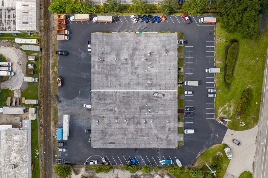 More Photos Of 1850-1890 University Pky, Sarasota Warehouse For Lease