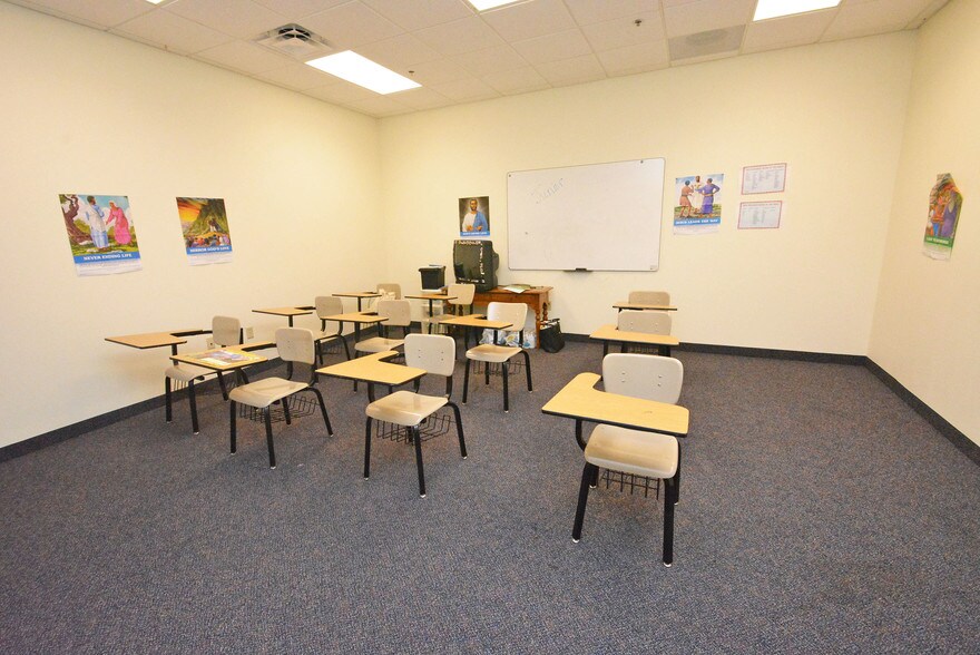 More Photos Of 8955 South Fwy, Houston Schools For Lease