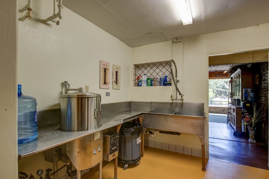 More Photos Of 13383 Sierra Way, Kernville Hotel For Sale