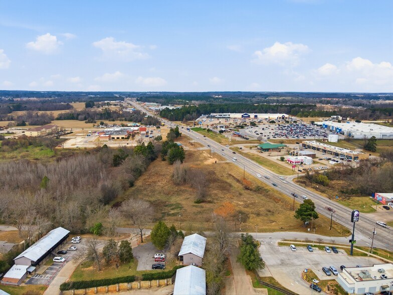 More Photos Of 3207 S Main St, Lindale Land For Lease