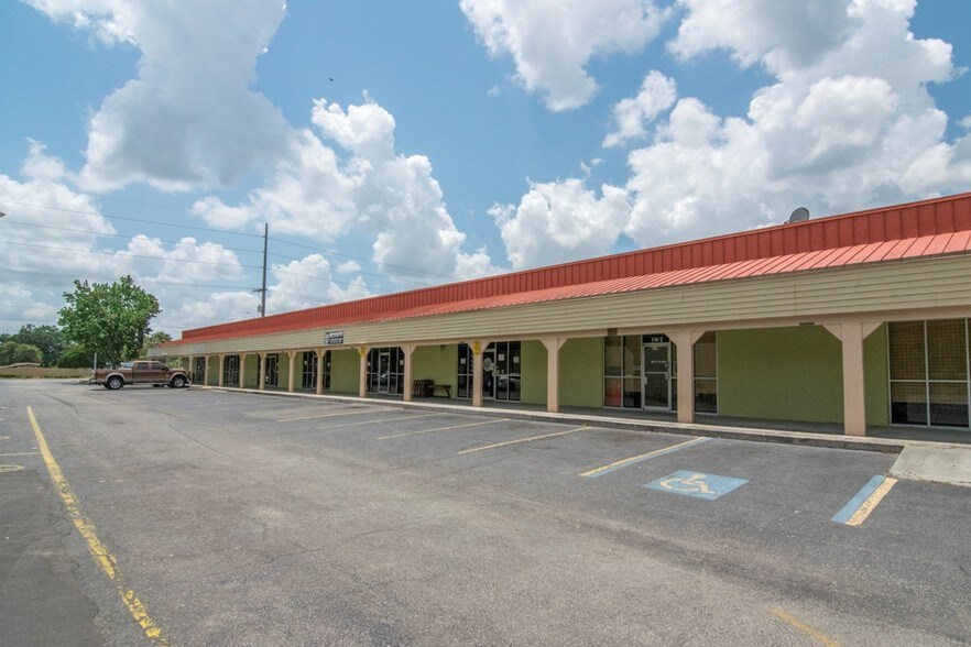 More Photos Of 131 N Mount Carmel Rd, Valrico Unknown For Lease