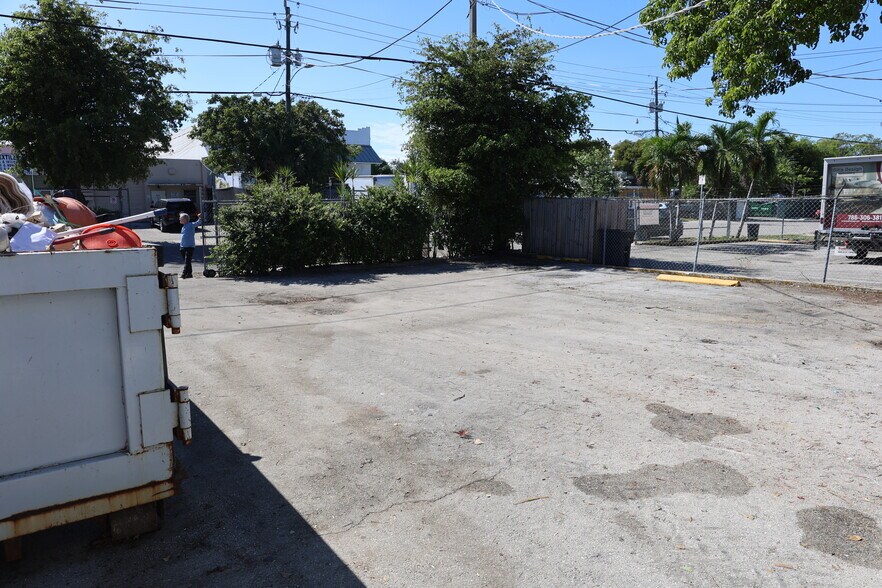 More Photos Of 1847 NW 21st St, Miami Warehouse For Lease