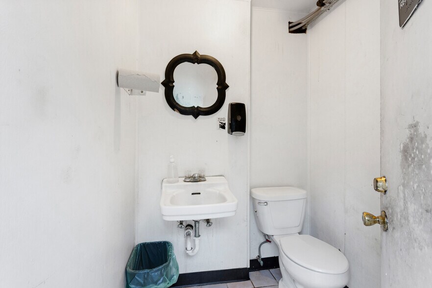 More Photos Of 1300 S Gordon St, Alvin Fast Food For Sale