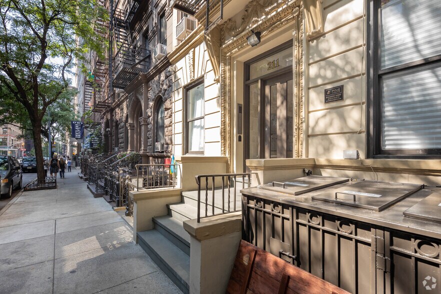More Photos Of 211 W 80th St, New York Apartments For Lease