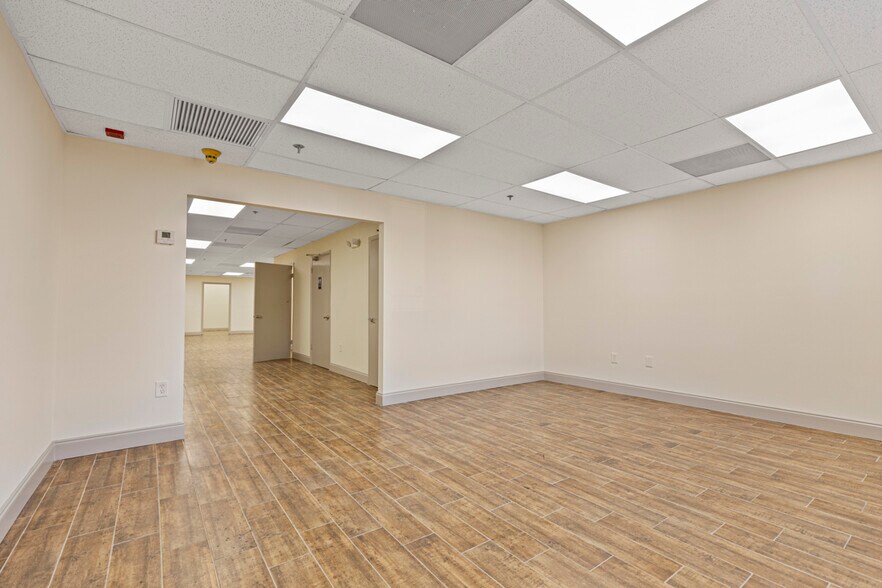 More Photos Of 2101-2163 NW 79th Ave, Doral Warehouse For Lease