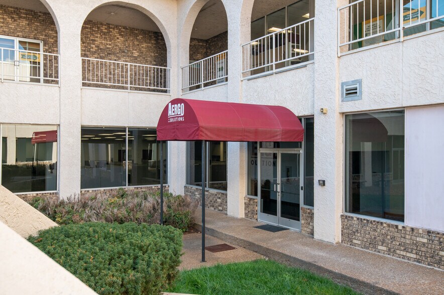 More Photos Of 500 W Main St, Hendersonville Freestanding For Lease