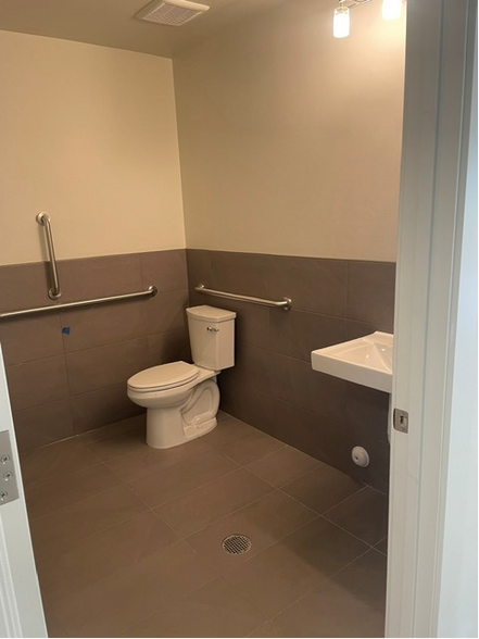 More Photos Of 4554 Forestdale Dr, Park City Showroom For Lease