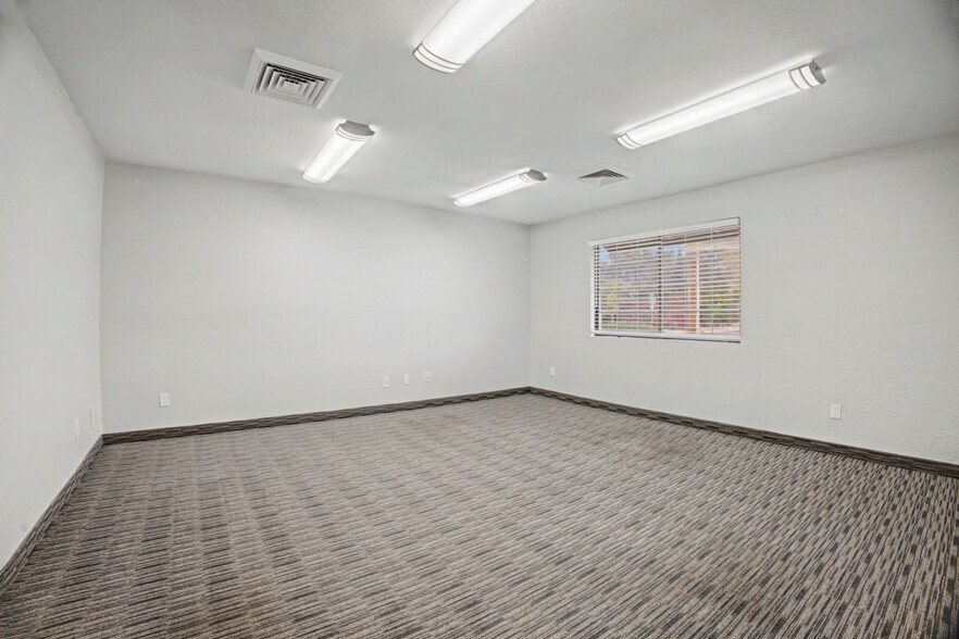 More Photos Of 555 W University Dr, Mesa Office For Lease