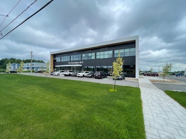 More Photos Of 3300 Av De La Gare, Mascouche Distribution For Lease