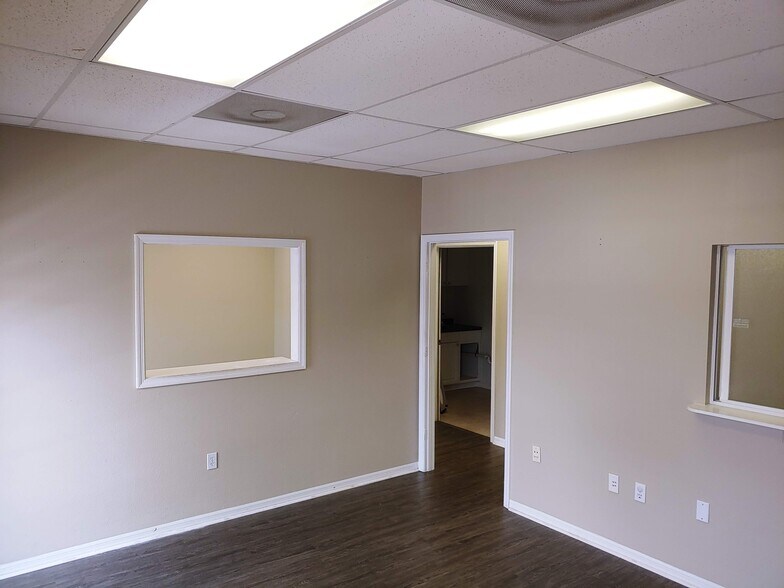 More Photos Of 8909 Regents Park Dr, Tampa Office Residential For Lease